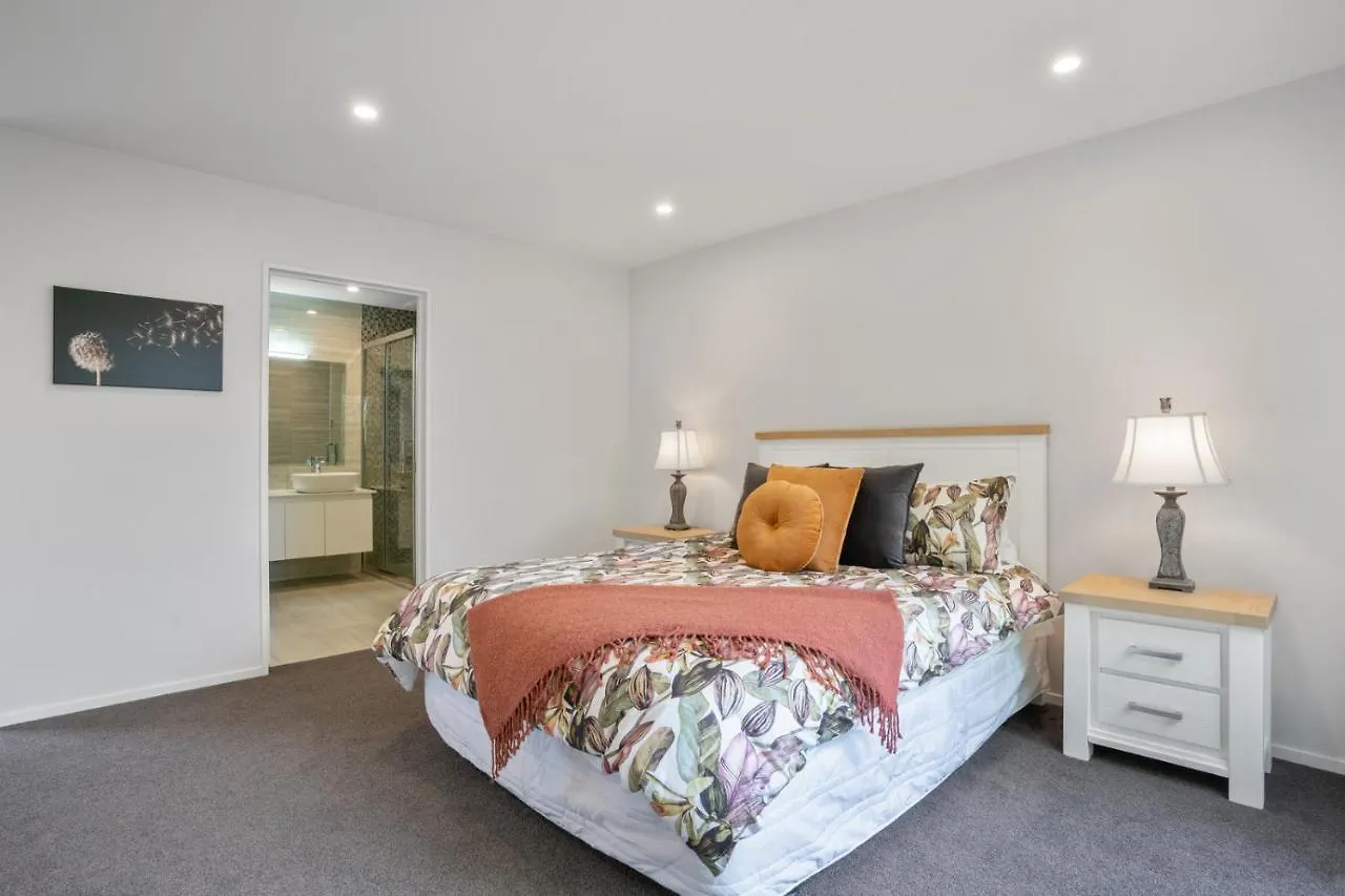 City Living - Christchurch Holiday Home 0*,